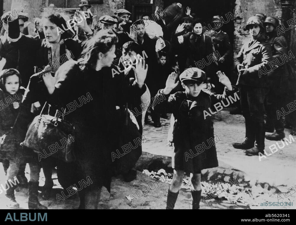 2. Weltkrieg / Aufstand im Warschauer Ghetto, April / Mai 1943. - Eine Gruppe Juden wird von SS abgeführt: Vorne Dab Siemiatek od. Zvi Nussbaum, od. Levi Zelinwarger?, daneb. seine Mutter Chana Zelinwarger?, li. Hanka Lamet, M.Lamet Goldfinger (2. v. li.), Leo Kartuzinski (m. Bündel), Golda Stavarowski (re.), SS-Mann Josef Blösche (2. v. re.).- / Foto (Stroop-Bericht).