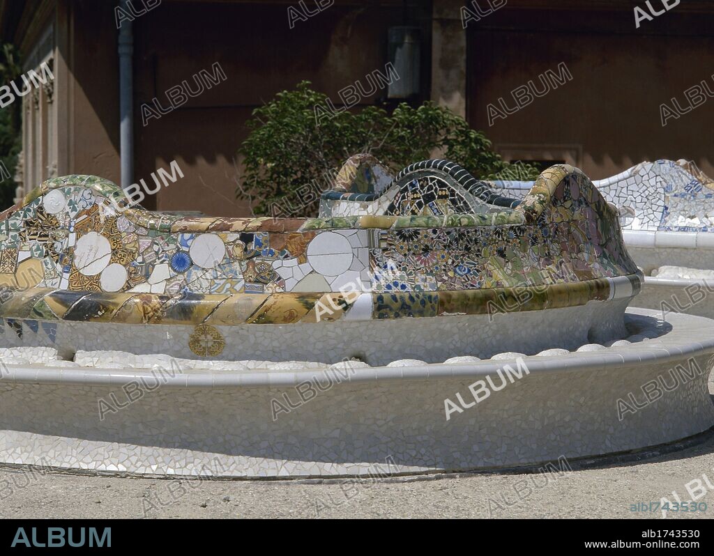 ARTE S. XIX. MODERNISMO. GAUDI, Antoni (Reus,1852-Barcelona, 926). Arquitecto español, máximo representante del modernismo catalán. PARK GÜELL (1900-1914). BANCOS de la GRAN TERRAZA realizados en "trencadís" de cerámica con la colaboración de Josep Maria JUJOL. BARCELONA. Cataluña.