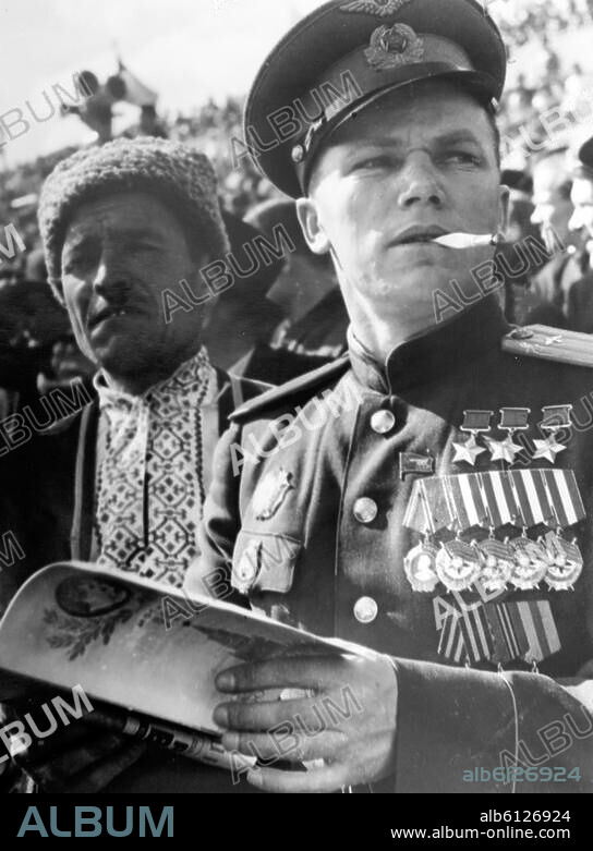 Der dreifache Held der Sowjetunion, Iwan Koshedub, Moskau 1947.