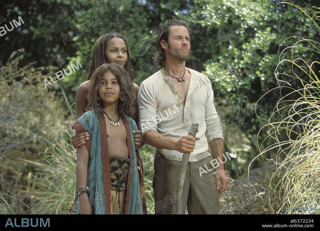 GUY PEARCE, OMERO MUMBA and SAMANTHA MUMBA in THE TIME MACHINE, 2002, directed by SIMON WELLS. Copyright DREAMWORKS SKG/WARNER BROS.
