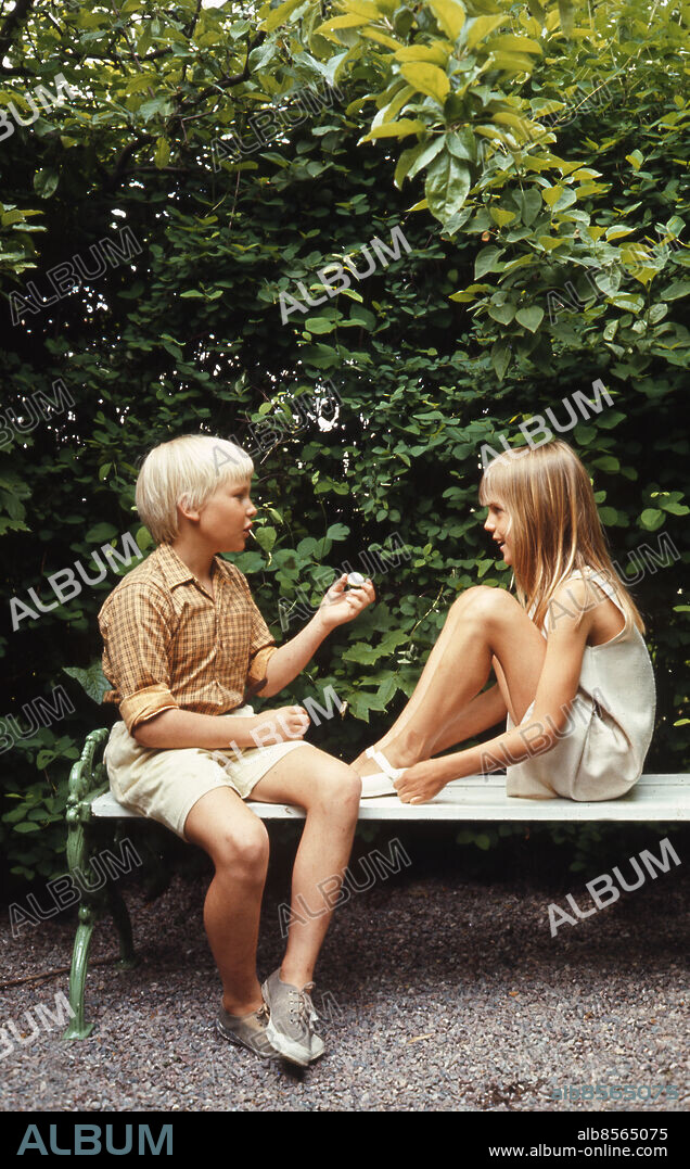 1972-06-16. DEN VITA STENEN TV-serie i tretton delar av Gunnel Linde i regi av Göran Graffman. Sänt första gången 1973-10-06. Foto: Bertil S-son Åberg / RiR / SVT / Kod: 5600 RiR 20556 färg Publ i RiR 29/72 s/v sid 12 Bersåer Bänkar persons: ULF HASSELTORP;JULIA HEDE sites: SVERIGE.