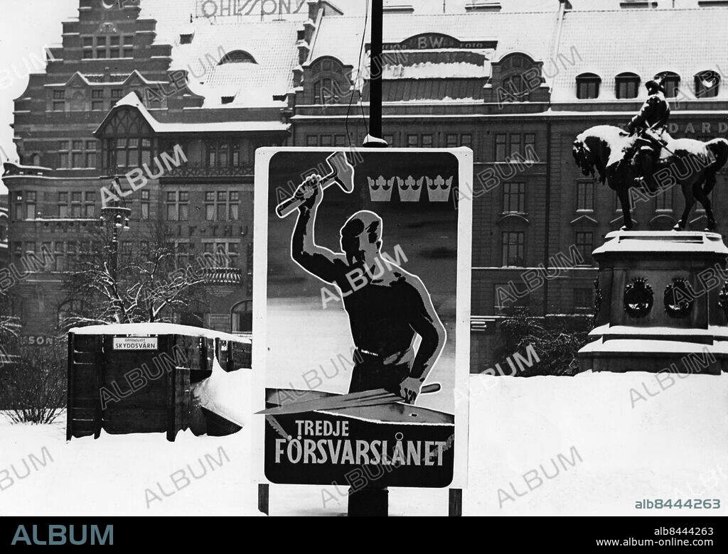 Tredje försvarslånet. Propaganda reklam affisch på Stortorget i Malmö 1942.. Foto: Sydsvenskan / IBL Bildbyrå.