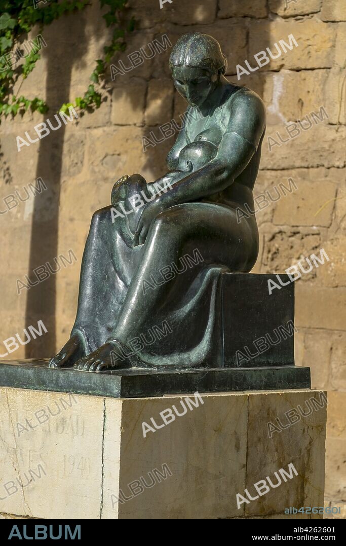 Maternidad, Màrius Vives,1940, Bronce, Passeig Dalt Murada, Palma, Mallorca, balearic islands, Spain.