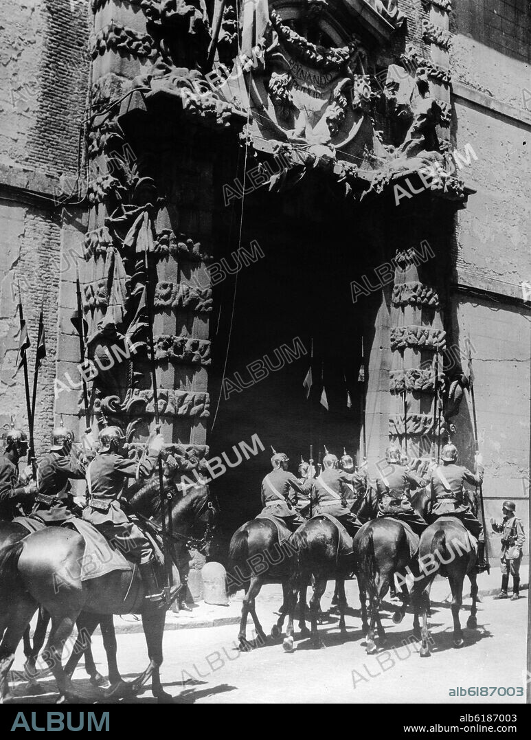 PEDRO DE RIBERA (1683-1742). GUARDIA A CABALLO PASANDO POR LA PORTADA BARROCA DEL CUARTEL DEL CONDE DUQUE - SIGLO XVIII - FOTOGRAFIA EN BLANCO Y NEGRO.