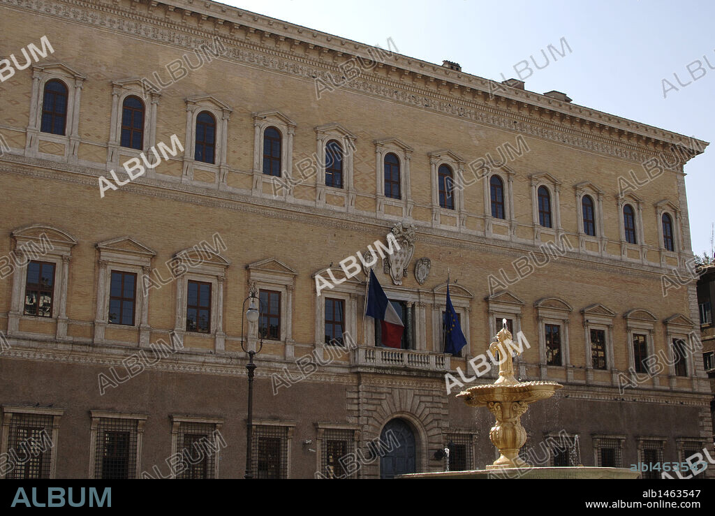 ITALIA. ROMA. Vista general del exterior del "PALAZZO FARNESE" (PALACIO FARNESIO), renacentista, del siglo XVI. Participaron en su construcción varios arquitectos; Antonio de Sangallo el Joven, Miguel Angel, Ranuccio Farnese, Vignola y Giacomo della Porta. Plaza Farnese. Europa.