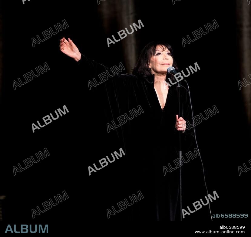 Gréco, Juliette; franz. Chansonsängerin; geb. am 7.2.1927 in Montpellier.-Juliette Gréco bei einem Auftritt an ihrem 85. Geburtstag im Théâtre du Châtelet.-Foto, Paris, 7.Februar 2012.