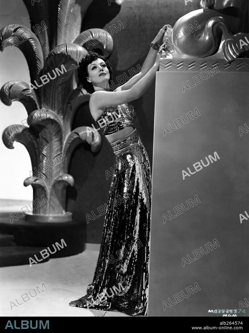 JOAN CRAWFORD en MUJERES, 1939 (THE WOMEN), dirigida por GEORGE CUKOR. Copyright M.G.M. Vestuario diseñado por Adrian.