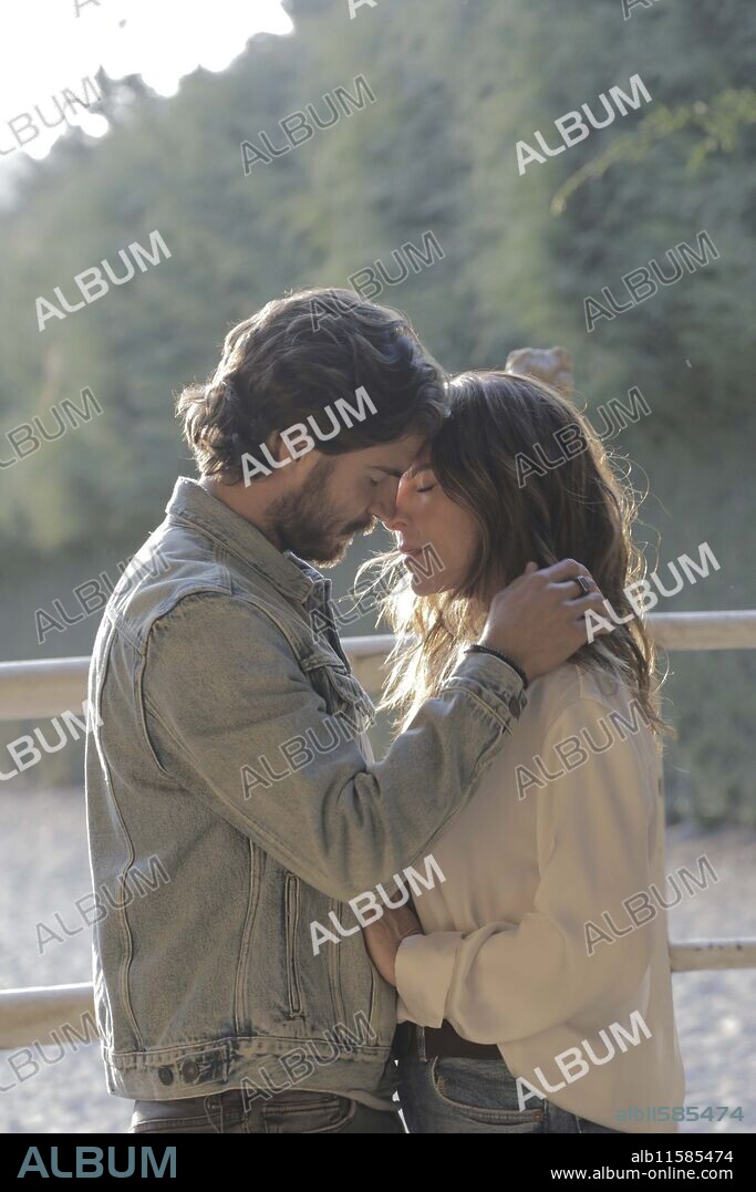 KATE DEL CASTILLO and MAXI IGLESIAS in VOVER A CAER, 2023 (VOLVER A CAER), directed by HARI SAMA. Copyright Endemol Shine Boomdog/Cholawood Productions/Pantaya.