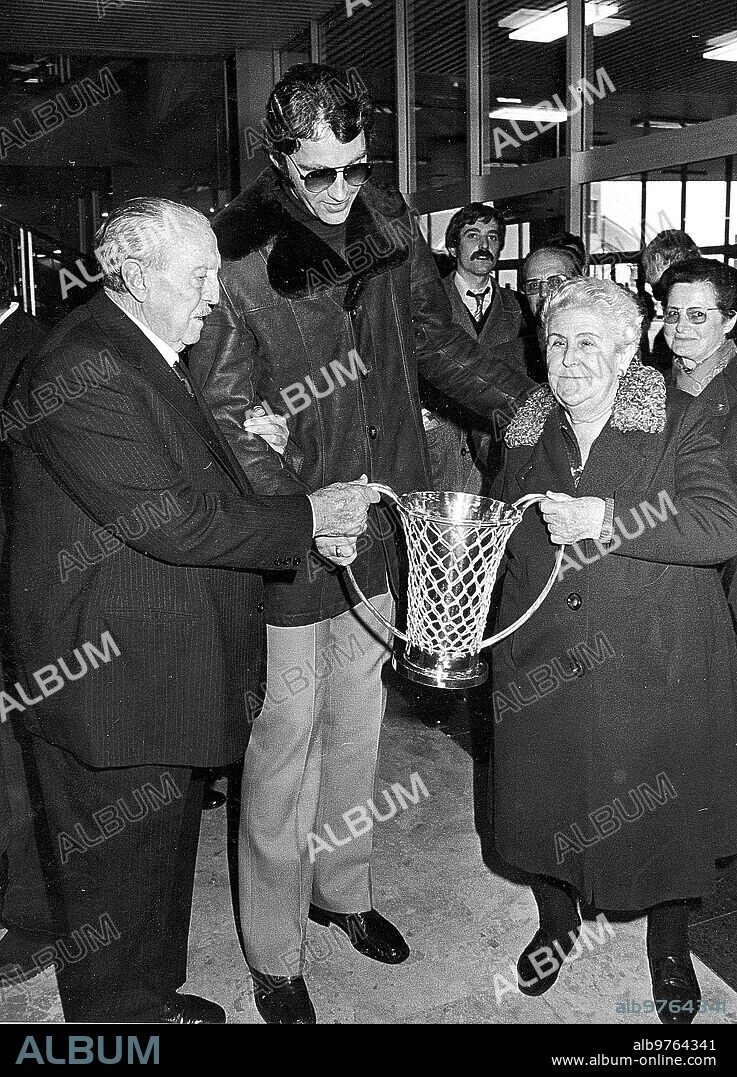 6 abril 1978. Luyk, Santiago Bernabéu y su mujer doña María Sujetan la copa de Europa A su Llegada A Barajas.