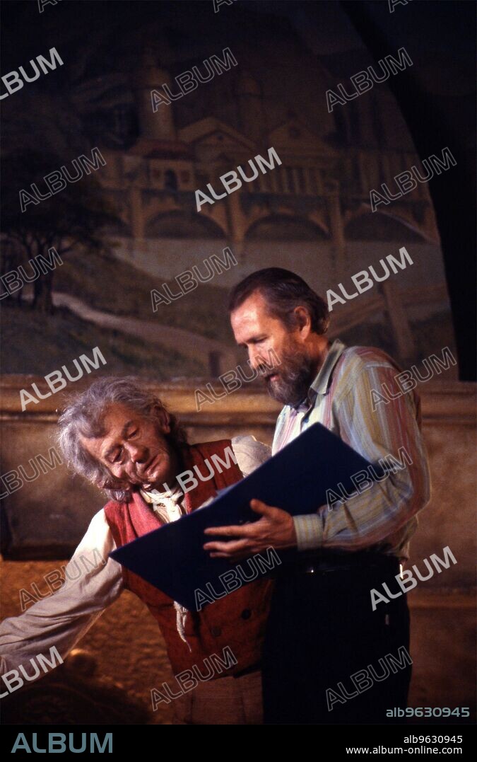 JIM HENSON y JOHN HURT en EL CUENTACUENTOS, 1987 (THE STORYTELLER), dirigida por JIM HENSON, JON AMIEL y STEVE BARRON. Copyright Henson Associates (HA).