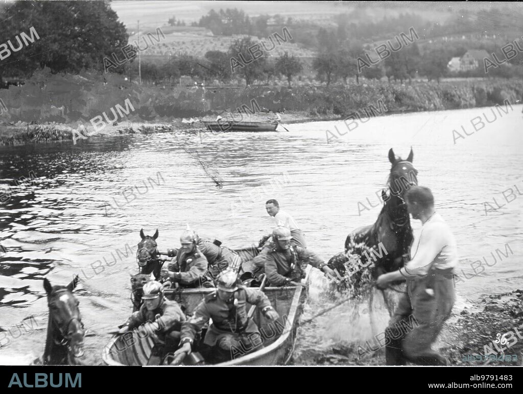 Septiembre 1914. Elementos del ejército Alemán. Botes Desarmables y Portátiles para atravesar Ríos y Lagos - foto Carl Ulrich - Berlín.