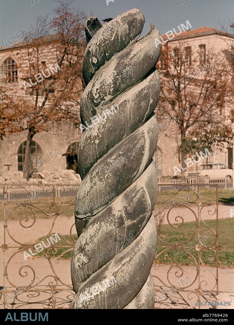 TRIPODE DE PLATEA O COLUMNA HELICOIDAL - COLUMNA DE BRONCE SITUADA EN EL HIPODROMO DURANTE EL IMPERIO OTOMANO.