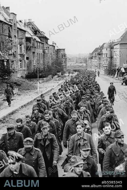 2. Weltkrieg / Westfront:. Als erste Stadt des Reichsgebietes wird Aachen von den Alliierten eingenommen, 21. Oktober 1944. Kolonne deutscher Kriegsgefangener, bewacht durch US-Soldaten, zieht durch die Stadt. Foto, Oktober 1944.