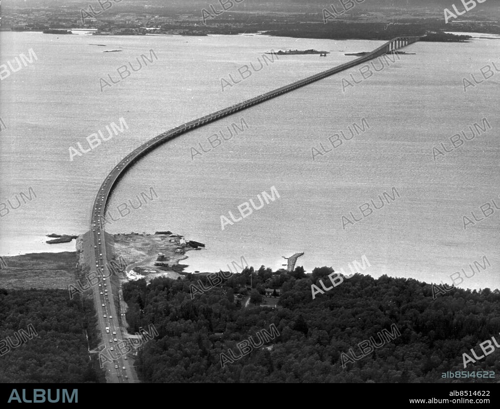 SEKLET-SAMHÄLLE-70    Europas längsta bro,Ölandsbron, mellan Öland och fastlandet, invigdes av kung Carl XVI Gustaf den 30 sept 1972. Bron är 6 070 m och har en segelfri höjd på 36 m och kostade ca 140 miljoner kr. På invigningsdagen hade över 50 000 nyfikna mött upp och på bron blev det trafikstockningar.  Foto:SCANPIX SWEDEN Kod:190/9909 COPYRIGHT SCANPIX SWEDEN.