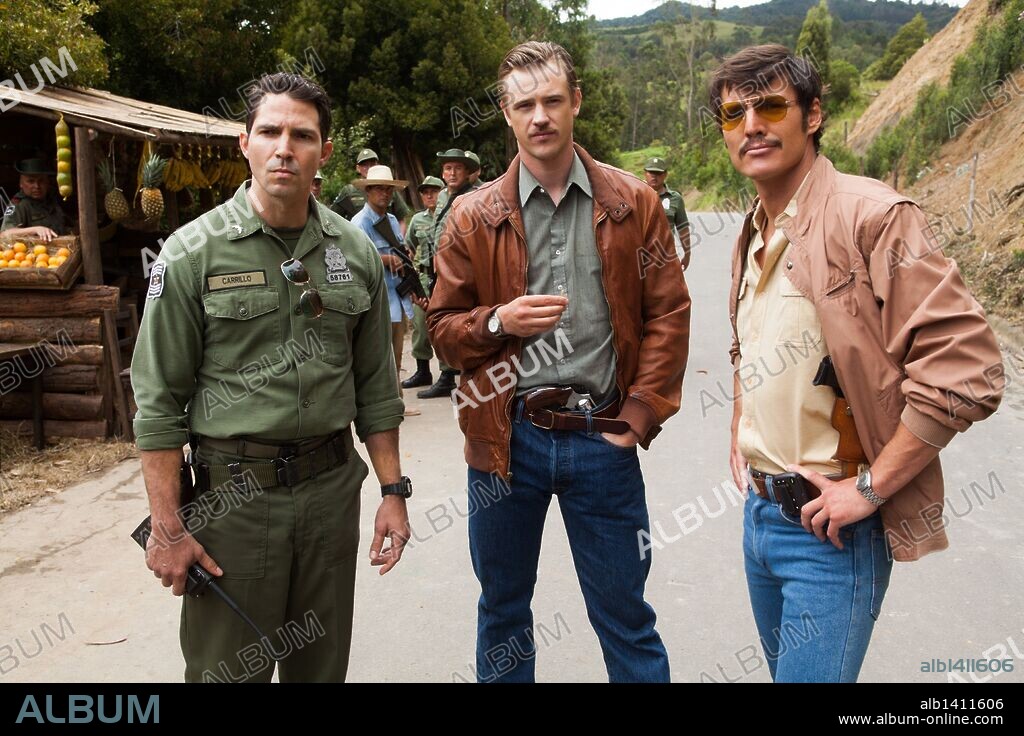 BOYD HOLBROOK, MAURICE COMPTE and PEDRO PASCAL in NARCOS, 2015, directed by ANDRES BAIZ, FERNANDO COIMBRA, GUILLERMO NAVARRO and JOSE PADILHA. Copyright NETFLIX.