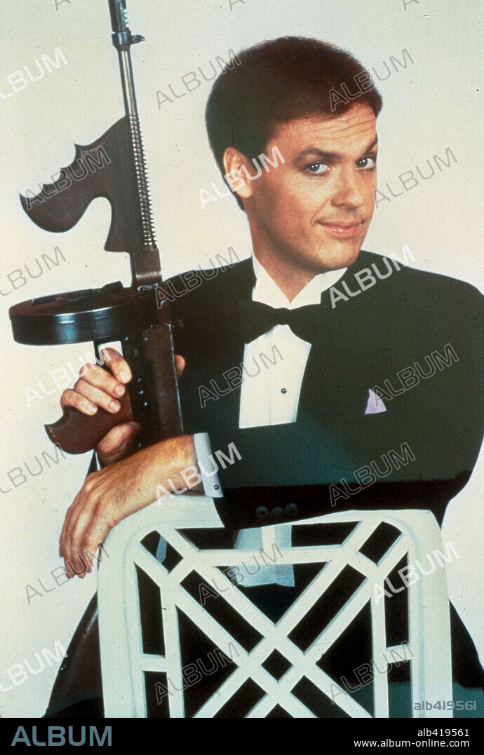 MICHAEL KEATON en JOHNNY PELIGROSO, 1984 (JOHNNY DANGEROUSLY), dirigida por AMY HECKERLING. Copyright 20TH CENTURY FOX.
