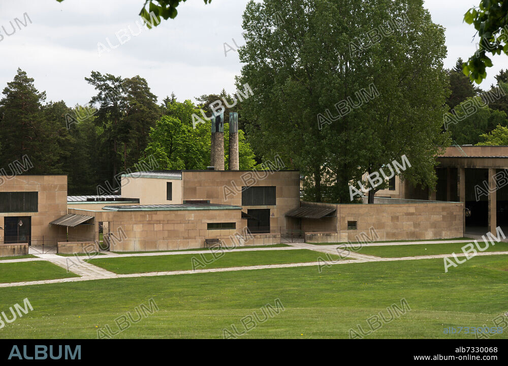 Krematorium und Kapelle mit Heiligem Kreuz Skogskyrkogården (deutsch "Waldfriedhof"). Friedhof in Enskede, Stockholm. Architekten Gunnar Asplund und Sigurd Lewerentz, zwischen 1917 und 1940 angelegt und ausgebaut. Seit 1994 UNESCO Weltkulturerbe. Alltagsleben, Gebäude, Landschaft,Foto. Stockholm Stockholm.