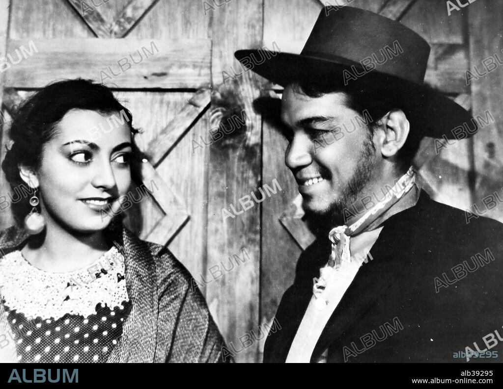 CANTINFLAS and SUSANA GUIZAR in NEITHER BLOOD NOR SAND, 1941 (NI SANGRE, NI ARENA), directed by ALEJANDRO GALINDO. Copyright POSA FILMS, S.A.