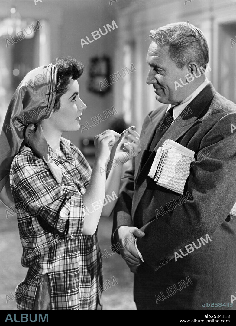 ELIZABETH TAYLOR y SPENCER TRACY en EL PADRE DE LA NOVIA, 1950 (FATHER OF THE BRIDE), dirigida por VINCENTE MINNELLI. Copyright M.G.M.