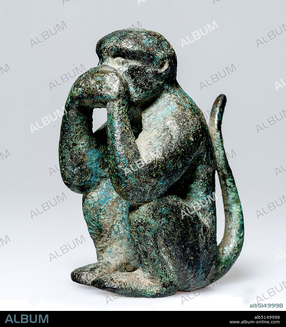 Crouching monkey, Bronze, cast, bronze, full cast, Total: Height: 5 cm; Width: 2.2 cm; Depth: 3.2 cm, small sculptures, Monkeys, animals, pets, Late Classicism (Greek antiquity), The small monkey, probably a guenon, squats on its buttocks with its knees drawn up. The feet are set slightly inward; the elbows are supported on the knees, the hands are placed on top of each other in front of mouth and nose. The long tail is slightly S-shaped curved and erect; it touches the thoracic spine. In the Hellenistic and Roman world, Africa was considered the home of the monkey. The plautinischen comedies indicate that monkeys were held already in the 3. century v. Chr. as popular trained pets and luxury animals. Meerkats were most known in Italy, in Egypt, they were regarded as sacred animals after the Roman satitriker Iuvenal. Far more frequently than pets and lap-animals, monkeys occur as performers. Aelian reports that in Ptolemaic Egypt, monkeys were taught to distinguish letters, to blow the flute and to beat the harp, but also to ask for payment for these performances and, like professional beggars, to make the gifts disappear in bags.