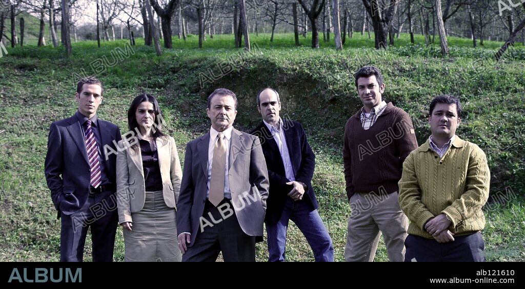 ARTURO VALLS, ESTIBALIZ GABILONDO, JAVIER RIOS, JUAN DIEGO, LUIS TOSAR y SECUN DE LA ROSA en CASUAL DAY, 2007, dirigida por MAX LEMCKE. Copyright ESTUDIOS PICASSO/MONTFORT PRODUCCIONES/VIDENTIA FRAMES.