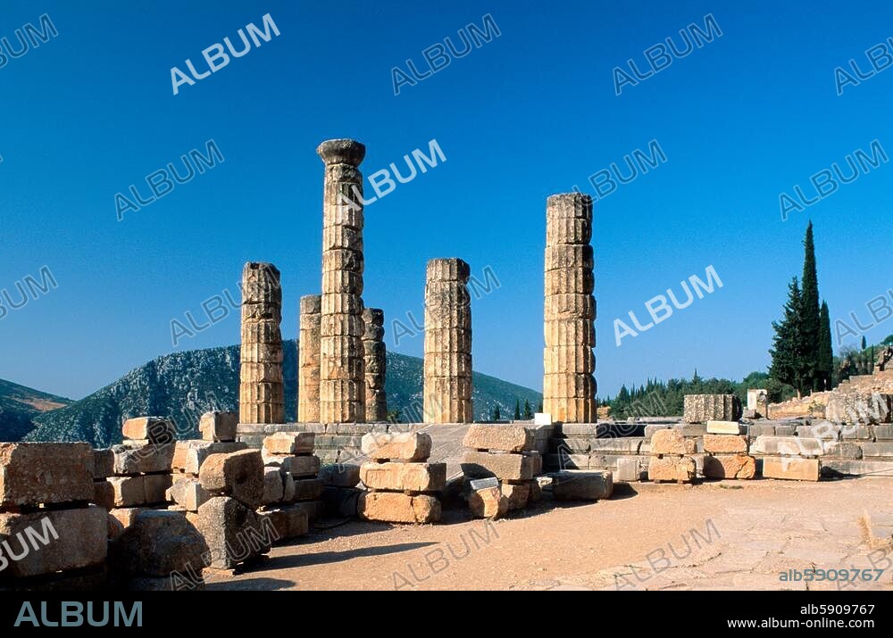 Delphi (Phokis, Griechenland), Apollontempel. (7. Jh. v. Chr.; Neubau 510 v. Chr., 373 v. Chr. durch Erdbeben zerstört, neuer Tempel 330 v. Chr. vollendet). Teilansicht. Foto, Juli 2006.