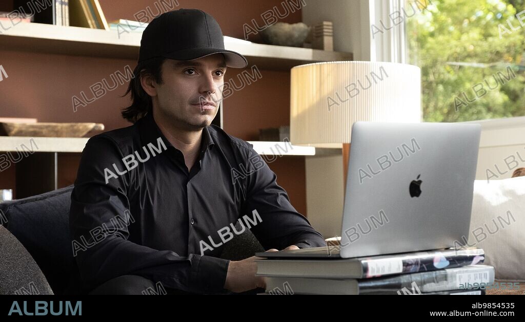 SEBASTIAN STAN en GOLPE A WALL STREET, 2023 (DUMB MONEY), dirigida por CRAIG GILLESPIE. Copyright COLUMBIA PICTURES.