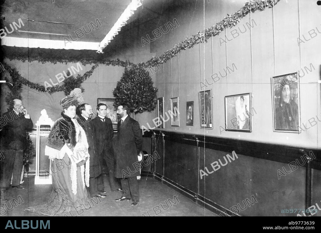 21 marzo 1906. Madrid. La exposición de Cabezas Femeninas Organizada por el círculo de Bellas Artes. La presidenta Honoraria, Sra. Marquesa de Esquilache, Visitando la sala con los Sres. Lezcano, Villodas y Menéndez Pidal.
