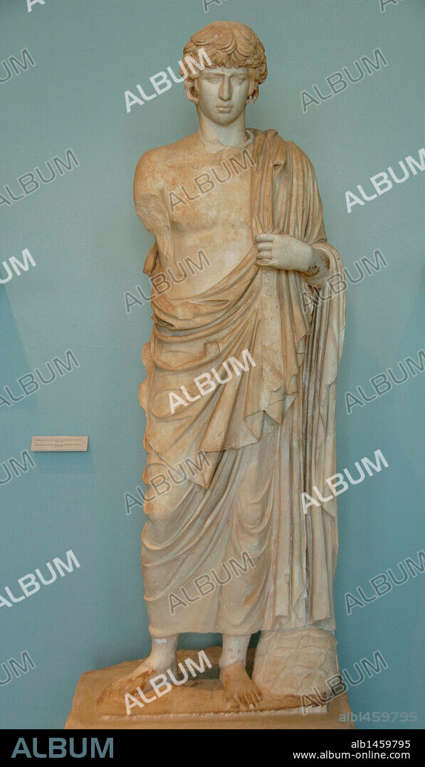 ANTINOO (Claudinópolis, 110-Egipto, 130). Favorito del emperador romano Adriano. Griego de nacimiento, murió ahogado en el Nilo para conjurar un oráculo que predecía la muerte del emperador, quien le deificó e hizo fundar Antínoe en su honor. Representando como Asclepio o Dionisio. Fechado en el s. II d. C. Museo de Eleusis. Alrededores de Atenas. Grecia.