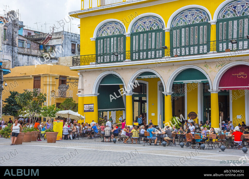 Plaza Vieja, La Habana Vieja (Old Havana), UNESCO World Heritage Site, Havana, Cuba, West Indies, Caribbean, Central America.