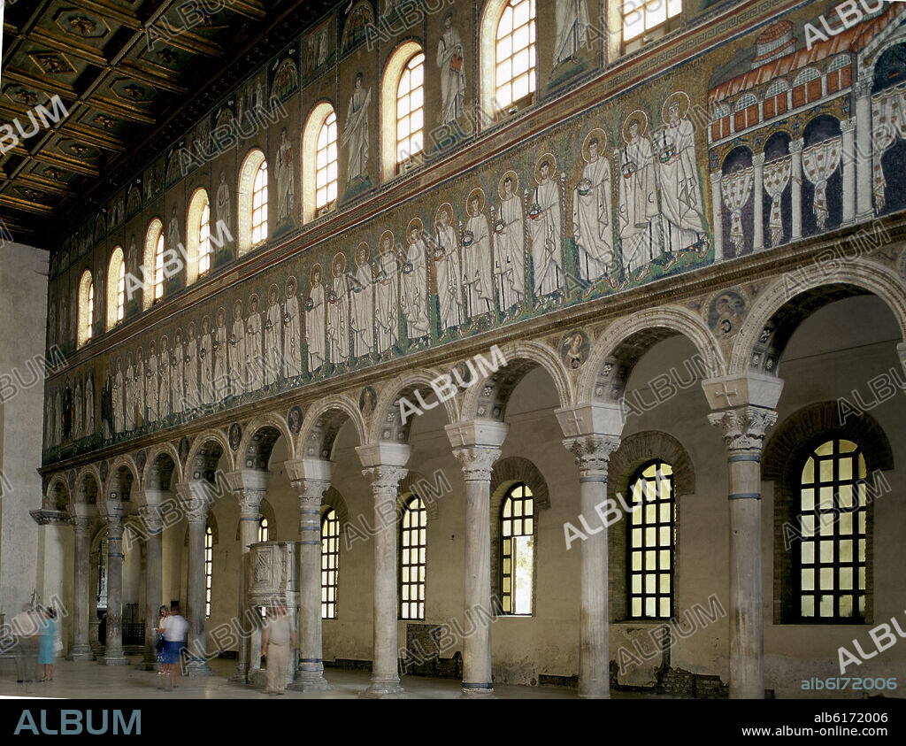INTERIOR DE LA BASILICA DE SAN APOLINAR NUOVO - MOSAICOS PALEOCRISTIANOS - SIGLO VI.