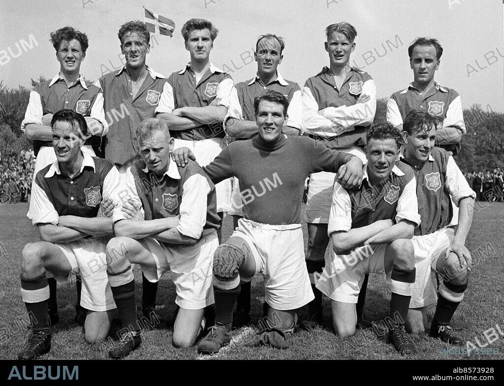 Helsingborg 4 maj 1954. Svenska mästarna Gais, lagbild. Stående fr. v: Hasse Olsson, Karl- Alfred Jacobsson, Ingemar Ericsson, Leif Forsberg, Bertil "Jompa" Andersson och Sanny Jacobsson. Knästående fr. v: Bertil Sernros, Stig Björkman, Leif Andersson, Rune Jingård och Arne Lund. Den sistnämnde jämte målvakten Leiif Andersson blev dock utan medaljer, då Kurt Torstensson och Stig Andersson spelat fler matcher. *** Local Caption *** GP maj1954_3164. KAMERAREPORTAGE.