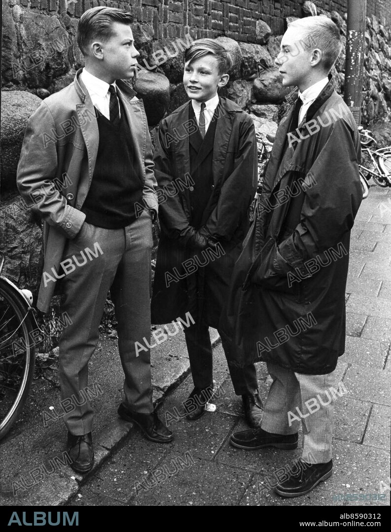 STOCKHOLM 1962 . Läroverkspojkarna Carl-Henrik Ehrenkrona, Bertil Kemkes och Jörgen Farki samtalar utanför Östra Real i Stockholm. Bilden publicerad i boken "Så var det". Foto: Pressens Bild / TT / Kod 194.