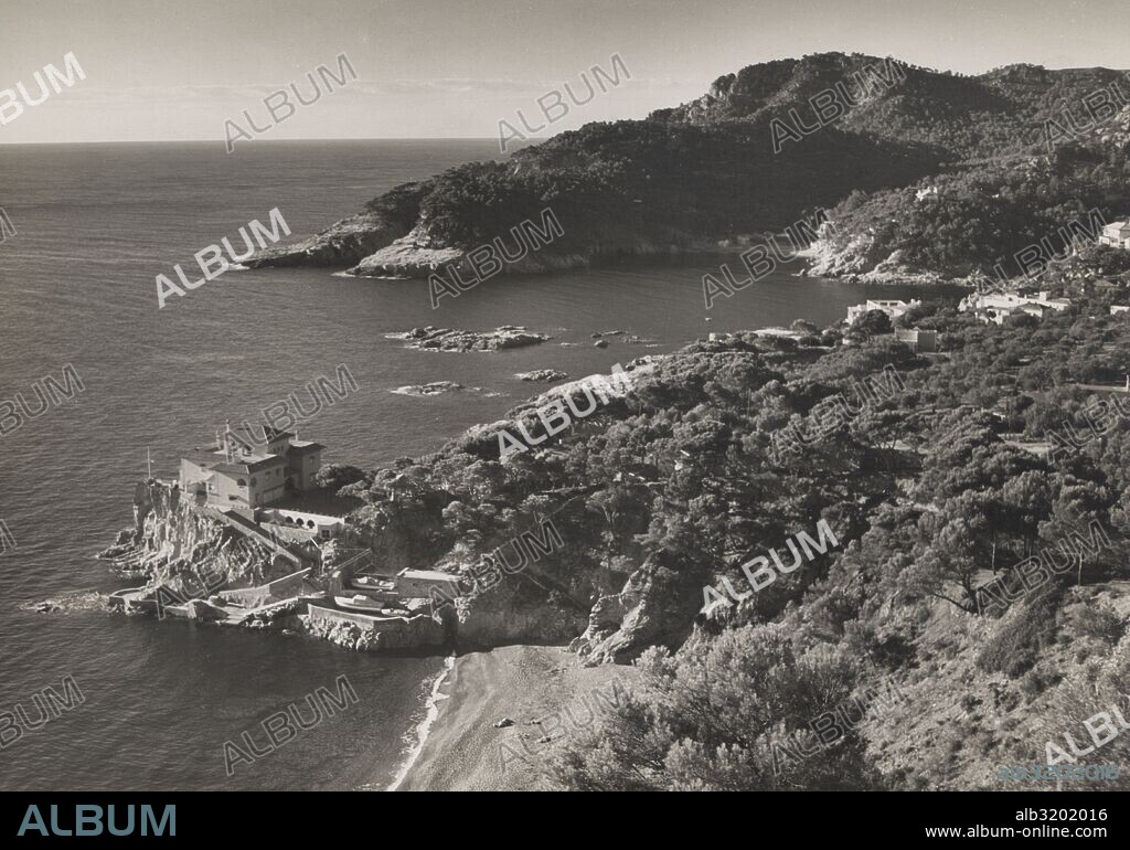 Catalunya. Girona. Costa Brava. Playa de Fornells y Aigua Blava. Años 1950.