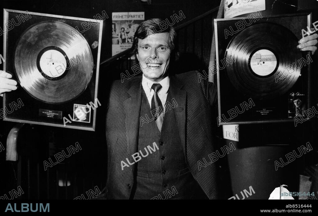 Göteborg 1982-10-24 - Alf Robertson får två guldskivor från skivbolaget Mariann - Bert Karlssons skivbolag i Skara. *** Local Caption *** Kamerareportage. JAN-PETER.