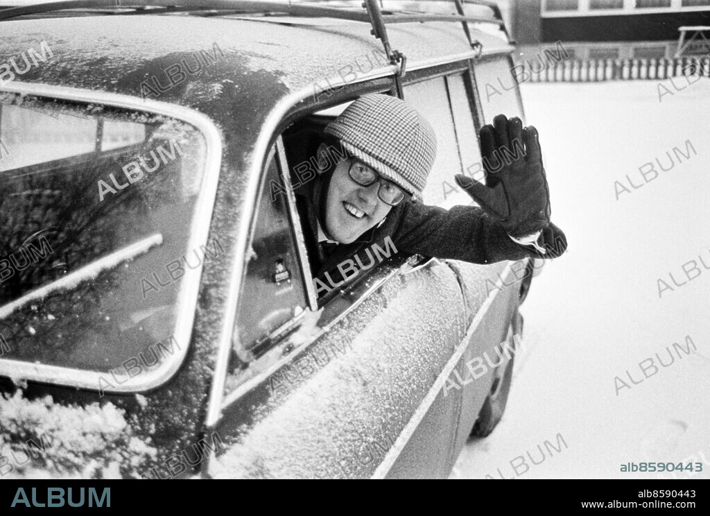 LULEÅ 1970.. Nils Forsgren, programledare för Sveriges bilradio.. Foto: Ulf Stråhle / RiR / SVT / Kod: 5600. Bild och reportage publ. i RiR 3/70 sid 23 inför ett radioprogram.. RiR 19811 sv/v neg.