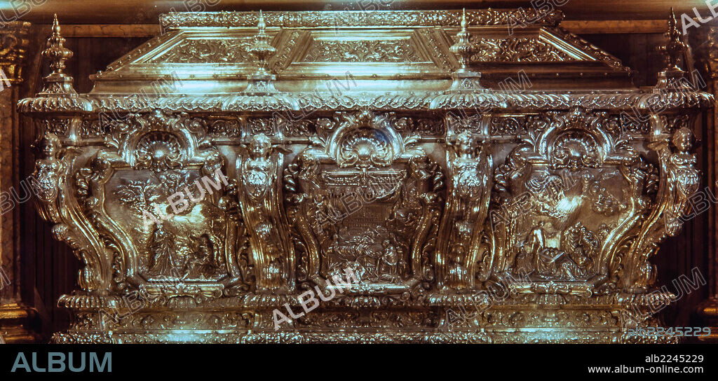 Urna de plata de Sant Bernat Calbó, construida por el platero Joan Matons entre el año 1701 y 1728, Catedral de Vic.