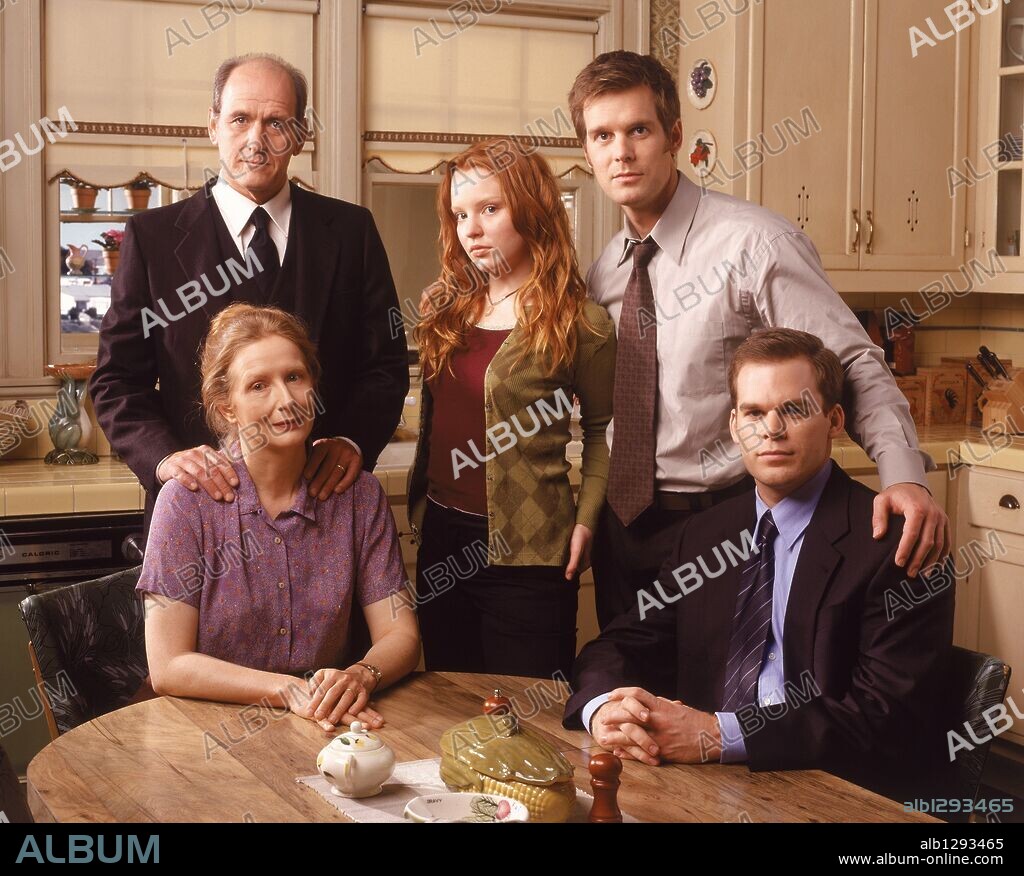 FRANCES CONROY, LAUREN AMBROSE, MICHAEL C. HALL, PETER KRAUSE y RICHARD JENKINS en A DOS METROS BAJO TIERRA, 2001 (SIX FEET UNDER). Copyright HBO. 4º temporada.