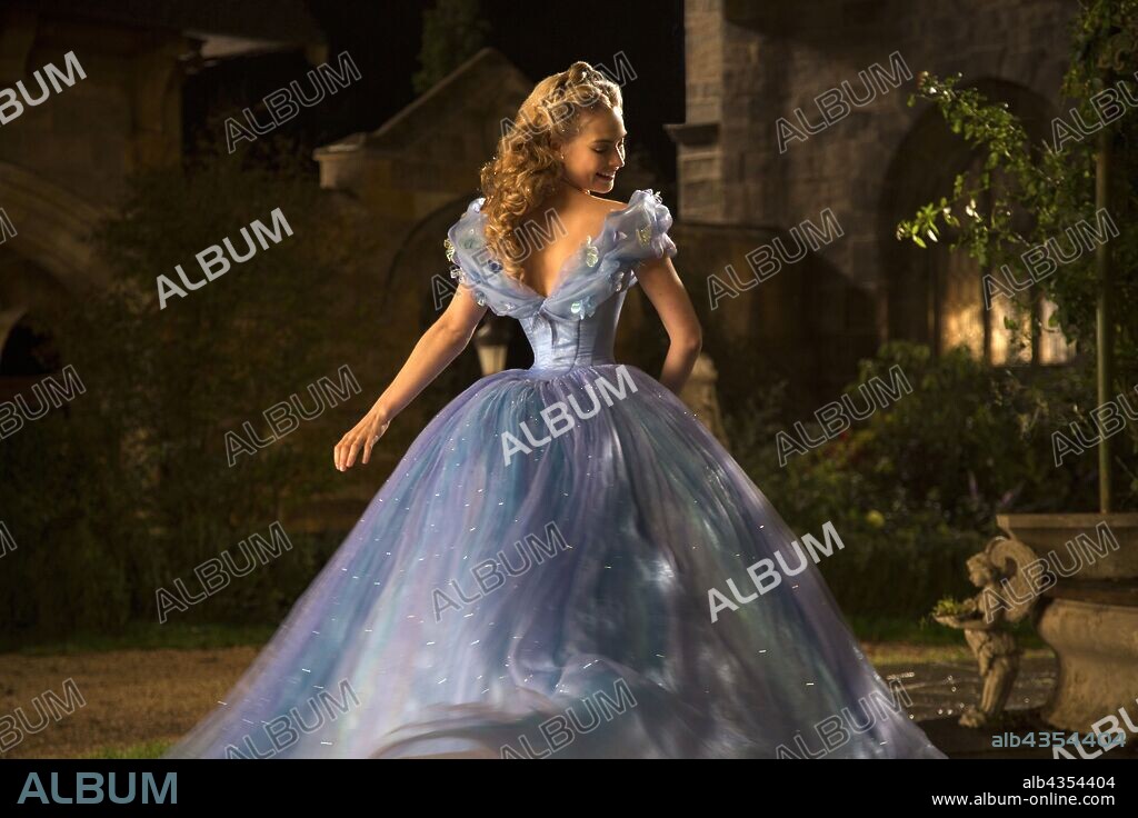 LILY JAMES en CENICIENTA (CINDERELLA, 2015), dirigida por KENNETH BRANAGH. Copyright WALT DISNEY PRODUCTIONS.