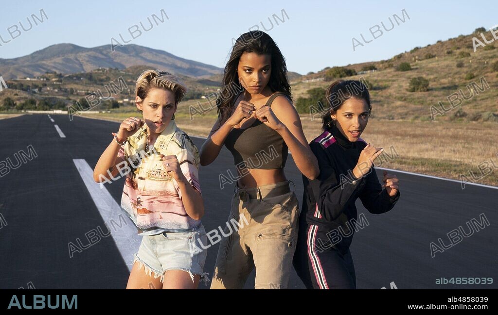 ELLA BALINSKA, KRISTEN STEWART and NAOMI SCOTT in CHARLIE'S ANGELS, 2019, directed by ELIZABETH BANKS. Copyright COLUMBIA PICTURES/SONY PICTURES ANIMATION.