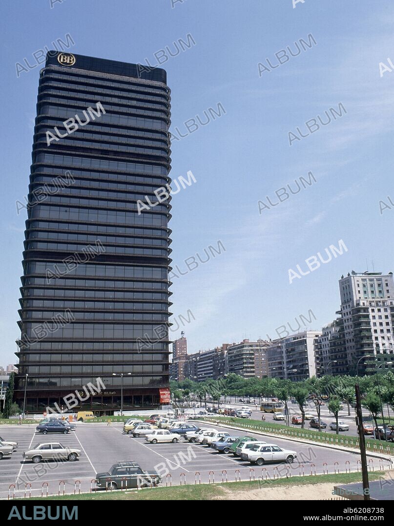 FRANCISCO JAVIER SÁENZ DE OIZA. EDIFICIO BANCO DE BILBAO EN AZCA.