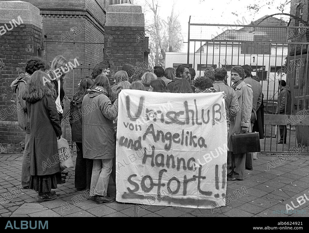 Demonstrants demand the sharing of cells of Angelika Speitel and Hanna Krabbe on the 27th of November in 1980, who are seen as members of the terrorist scene and are imprisoned in Cologne. The legal proceeding against 27 year old Werner Wisniewski starts that day, he is reproached for fivefold murder in the context of the Schleyer kidnapping.

Photo: Wilhelm Leuschner +++(c) dpa - Report+++. 27/11/1980