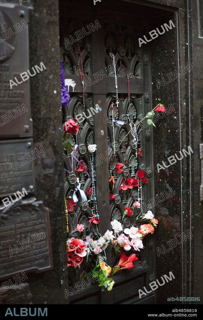 Puerta con flores del Mausoleo de Eva Perón,.