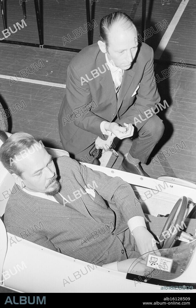 Aktuell 11 - 7 - 1970: The track on the screen. We let celebrities try a racing simulator with a speed of 140 kilometers per hour. Information Manager Aage Friis is seconded by Ottar Gjerevann . Photo: Aage Storløkken / Aktuell / NTB. ***Photo is not image processed*** *Text is auto translated*.