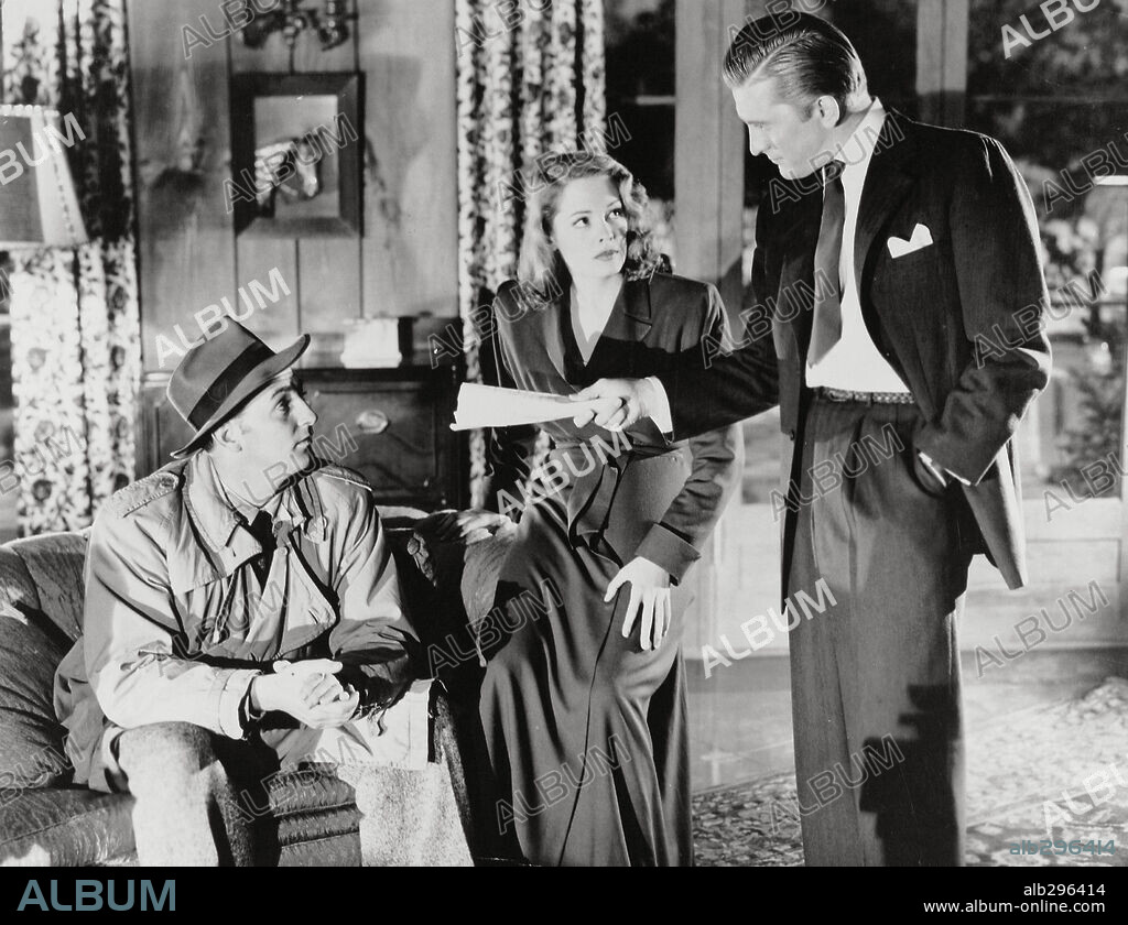 JANE GREER, KIRK DOUGLAS and ROBERT MITCHUM in OUT OF THE PAST, 1947, directed by JACQUES TOURNEUR. Copyright RKO RADIO PICTURES.