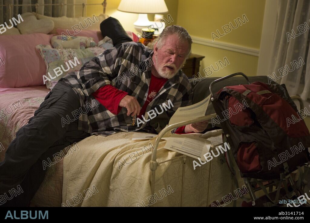 NICK NOLTE en UN PASEO POR EL BOSQUE, 2015 (A WALK IN THE WOODS), dirigida por KEN KWAPIS. Copyright WILDWOOD ENTERPRISES.
