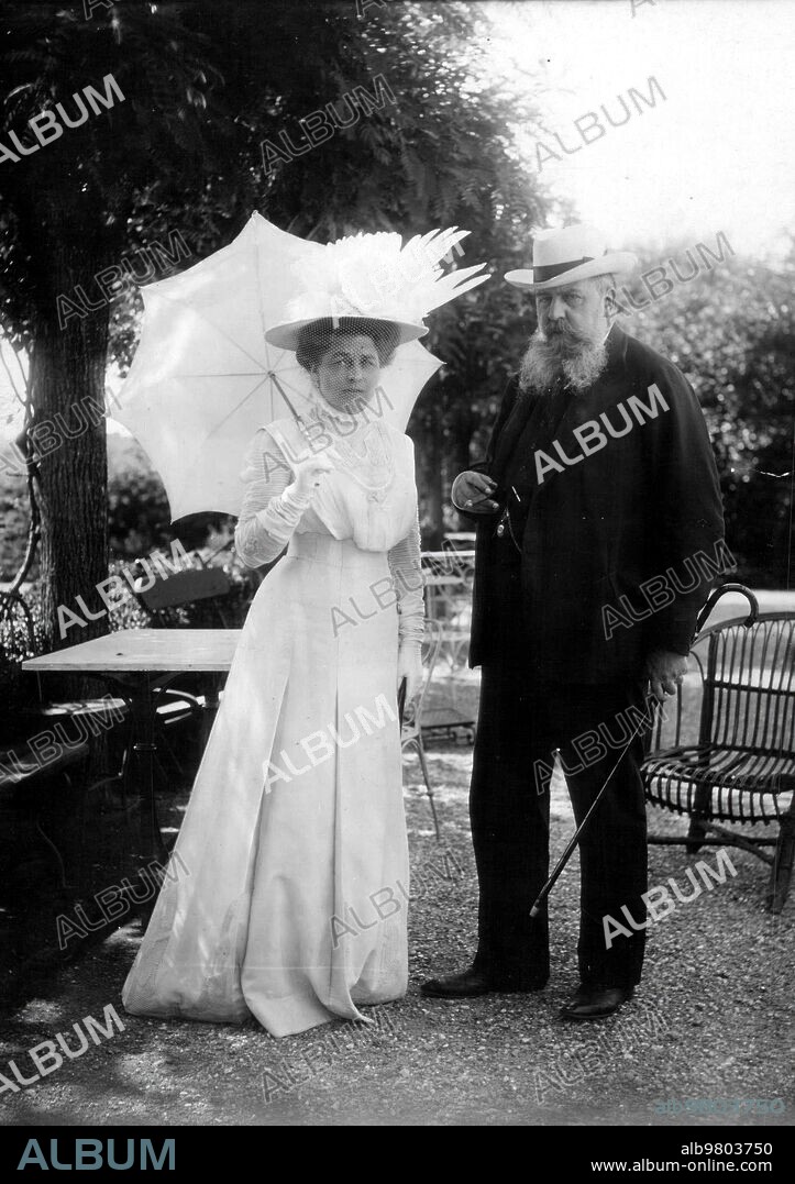 1909. Carlos María de Borbón y Austria-Este , autotitulado «duque de Madrid» y «conde de la Alcarria»,  pretendiente carlista  al trono de España bajo el nombre de Carlos VII, junto a su esposa Berta de Rohán en el jardín de su residencia de Varese (Italia).