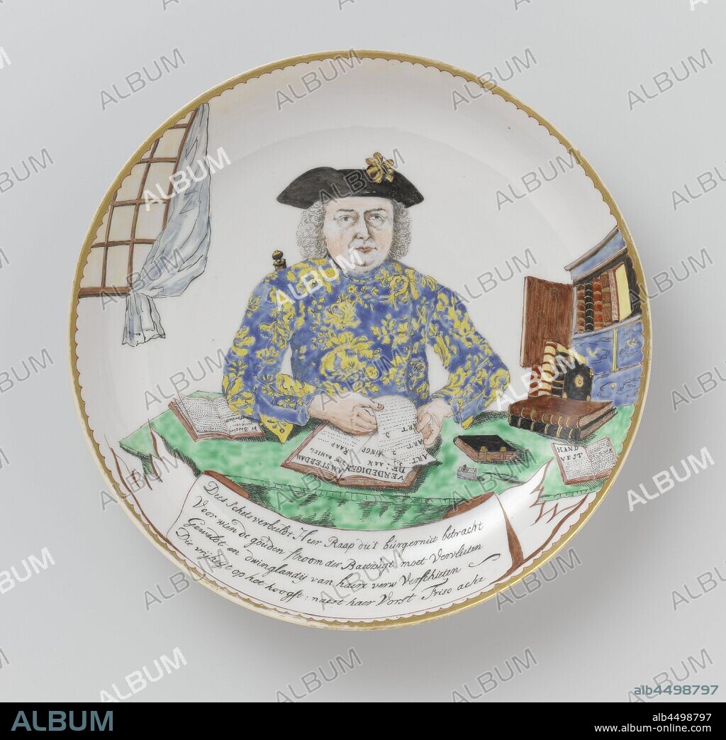 Saucer-dish with a portrait of Daniel Raap, Porcelain dish, painted on the glaze in blue, red, green, yellow, brown, black and gold. On the front a portrait of a man, Daniel Raap, porcelain dealer from Amsterdam, seated at a table with books and writing supplies, on the right a blue cupboard with books, on the left a window with a white curtain, in front of the table a banderole with the inscription: 'Dees Schets depicts Lord Raap who is acting as a citizen / For whom the golden flow of Baetzucht must perish / Violate and coercive land of her spoil Shooting / That freedom is at its highest: naest herer Vorst Friso eight ', a serrated gold band on the inner edge, the reverse with a second inscription: 'Ter Vreugd van D': Lord: Daniel Raap d'Agtenveertste ver = Jaarring, Word by Elias Colier: this Image is offered. Amsterdam d: 2 Jan: 1750 / Pleun Pira fecit / gb: 1734/2/7 '. Decorated in Europe, Amsterdam, Willem IV (Prince of Orange-Nassau), Pleun Pira (signed by artist), 2-Jan-1750, Qing-dynasty (1644-1912) / Qianlong-period (1736-1795), porcelain (material), glaze, gold (metal), vitrification, h 3.5 cm d 20.7 cm d 12.8 cm.