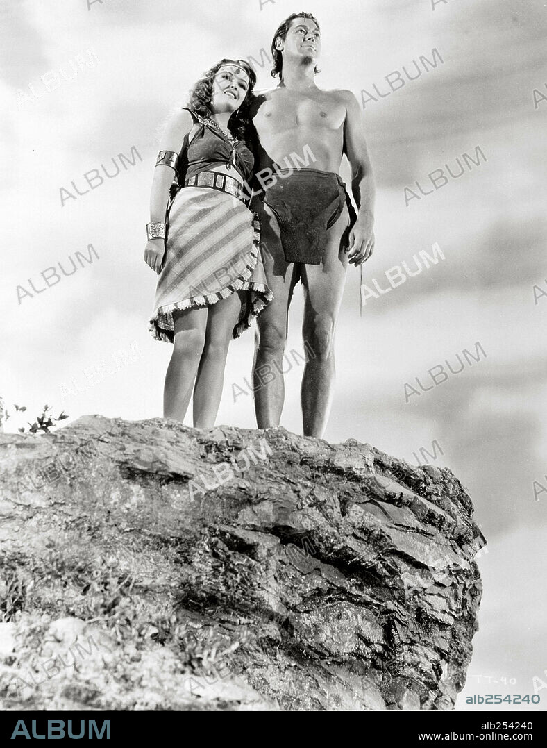 FRANCES GIFFORD et JOHNNY WEISSMULLER dans TARZAN TRIUMPHS, 1943, réalisé par WILHELM THIELE. Copyright RKO.