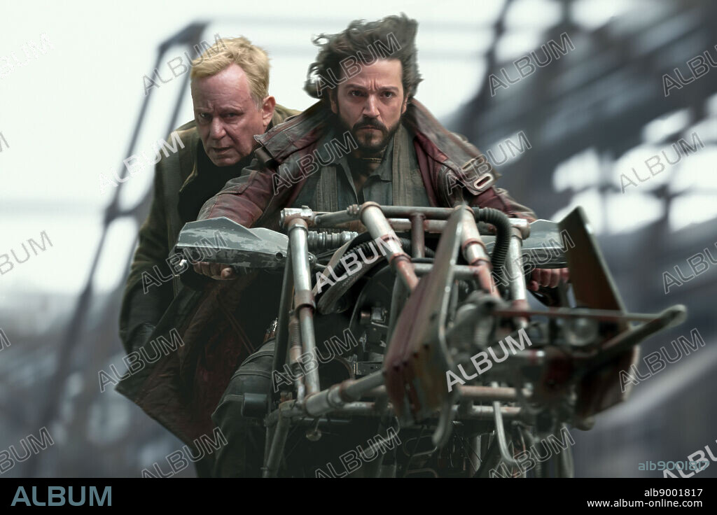 DIEGO LUNA and STELLAN SKARSGARD in ANDOR, 2022, directed by SUSANNA WHITE and TOBY HAYNES. Copyright LUCASFILM.